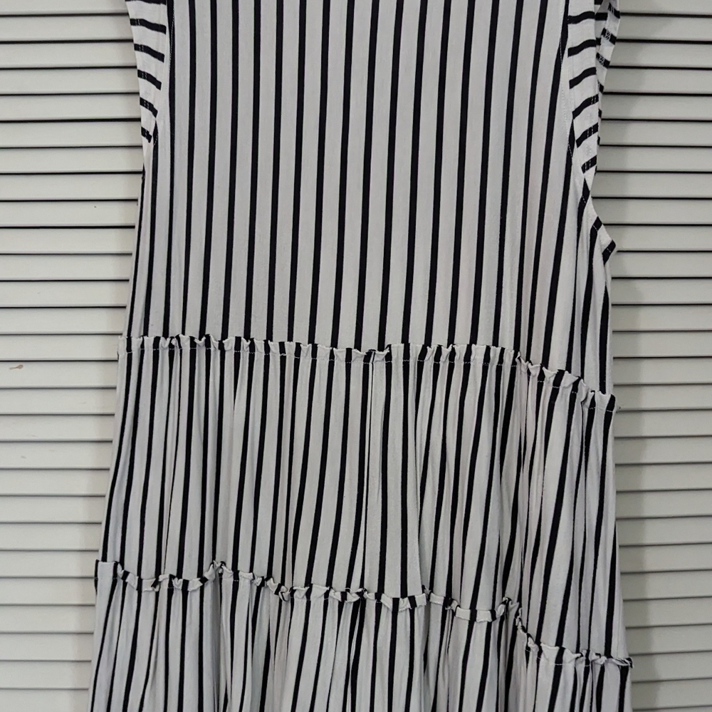 Glitzy girl boutique 4x black and white sleeveless tunic.